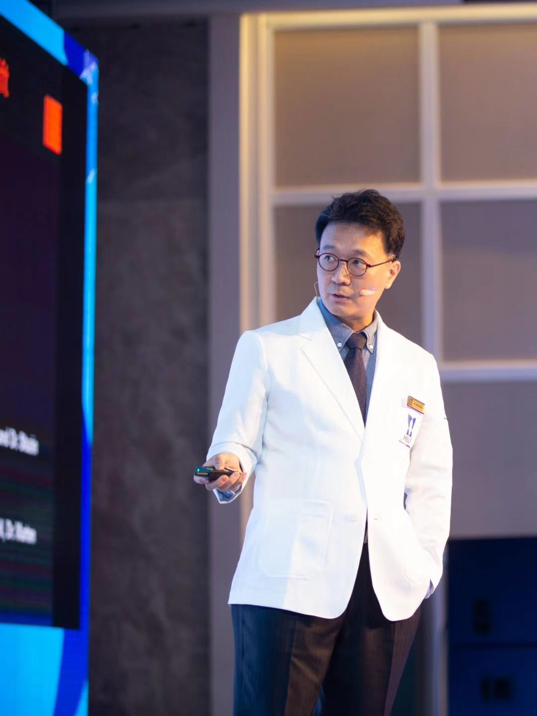 Dr. Min-Hee Ryu lecturing on the deep plane facelift at an international meeting
